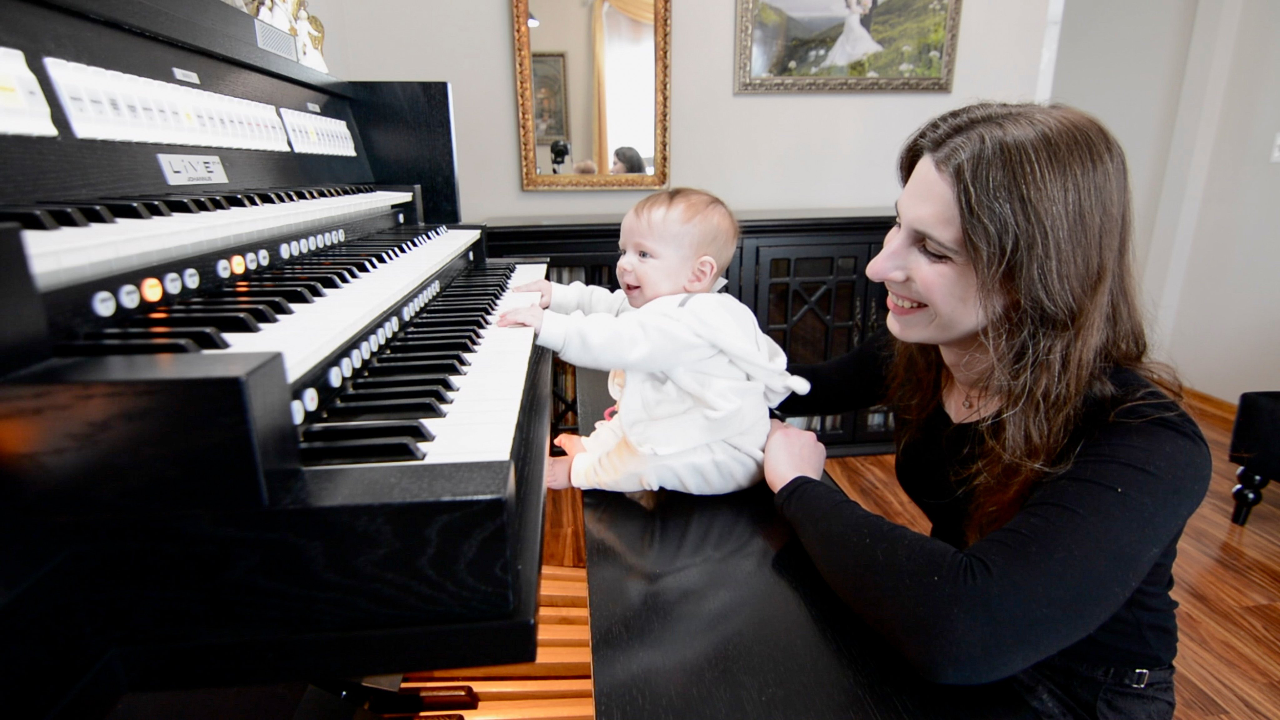 Dr. Kristina Rizzotto with her daughter Anna Katherine at the Johannus LiVE 3T organ_1